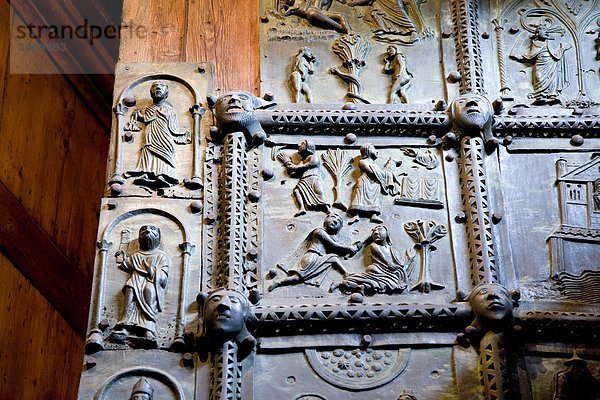 Bronzetafeln am Portal der San Zeno Maggiore Kirche  Verona  Italien  Detail