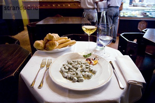 Gnocchigericht in einem Restaurant  Verona  Italien  Erhöhte Ansicht