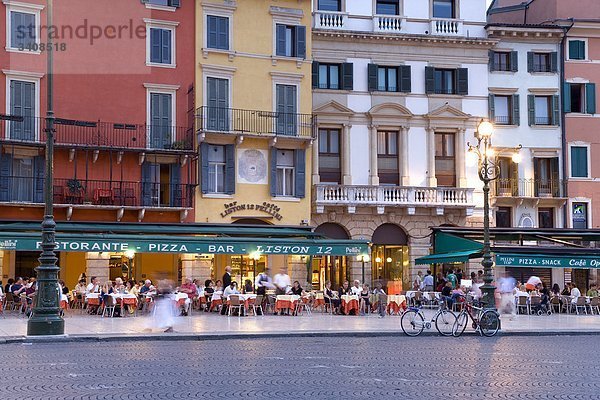 Belebtes Restaurant  Piazza Bra  Verona  Italien