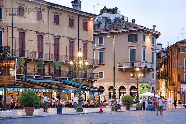 Belebtes Restaurant am Piazza Bra  Verona  Italien