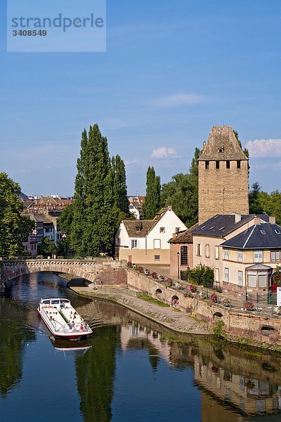 Boot mit Touristen auf der Ill  Straßburg  Frankreich  Erhöhte Ansicht
