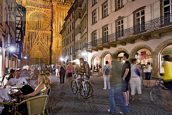Menschen in einer Gasse  Straßburger Münster im Hintergrund  Straßburg  Frankreich
