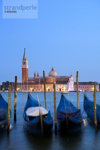 Blick auf San Giorgio Maggiore  angebundene Gondeln im Vordergrund  Venedig  Italien