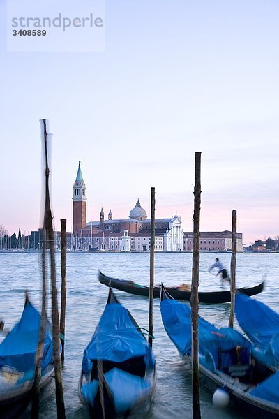 Blick auf San Giorgio Maggiore  Gondeln im Vordergrund  Venedig  Italien