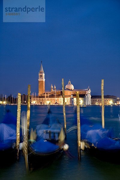 Blick auf San Giorgio Maggiore  angebundene Gondeln im Vordergrund  Venedig  Italien