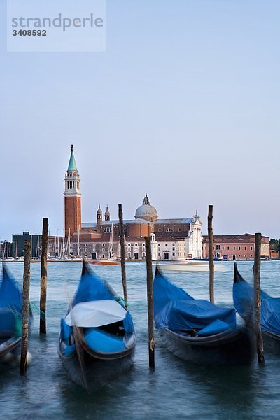 Blick auf San Giorgio Maggiore  angebundene Gondeln im Vordergrund  Venedig  Italien