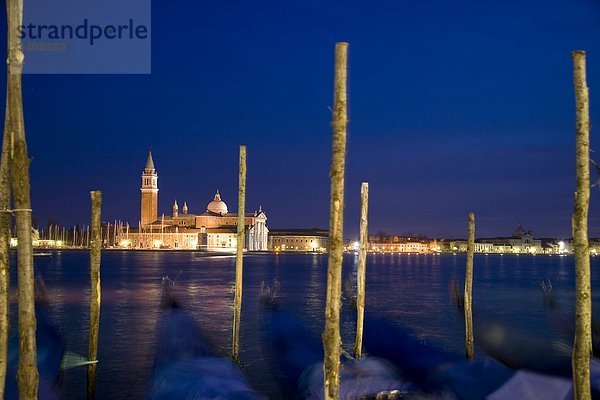 Blick auf San Giorgio Maggiore  angebundene Gondeln im Vordergrund  Venedig  Italien
