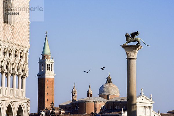 Dogenpalast  Markusturm und Markussäule  Venedig  Italien  Flachwinkelansicht