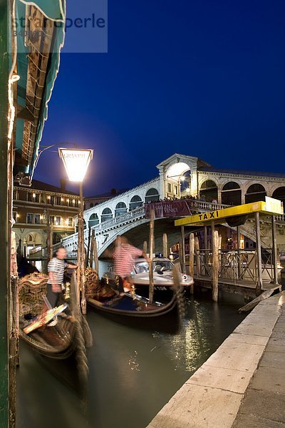 Taxistand mit Gondeln an der Rialtobrücke  Venedig  Italien