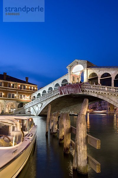 Blick auf die Rialtobrücke  Boot und Holzpfeiler im Vordergrund  Venedig  Italien