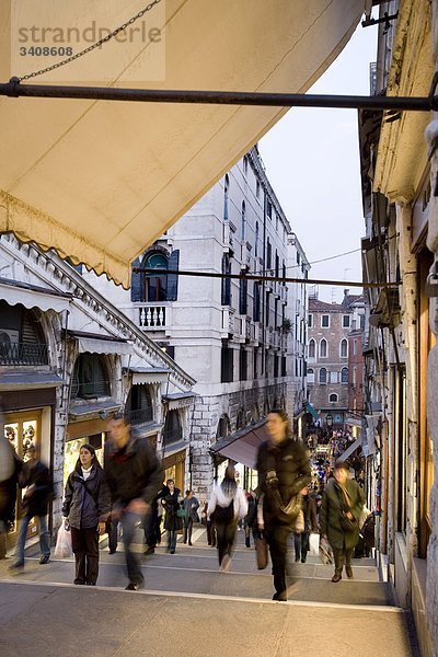 Fußgänger in einer Gasse  Venedig  Italien  Erhöhte Ansicht