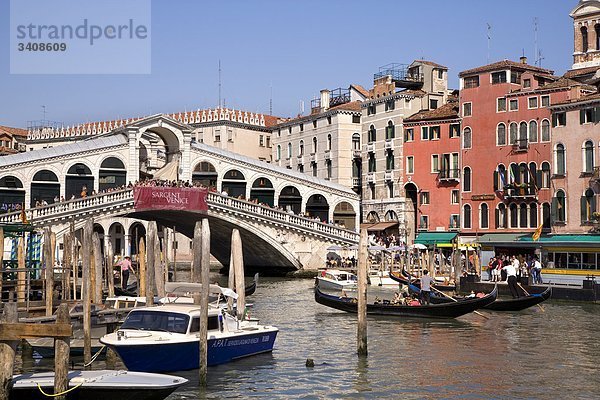 Boote auf dem Canale Grande an der Rialtobrücke  Venedig  Italien