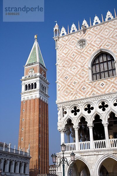 Markusturm und Dogenpalast  Venedig  Italien  Flachwinkelansicht