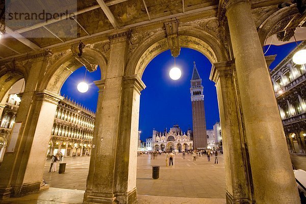 Blick auf den Markusplatz  Venedig  Italien  Flachwinkelansicht