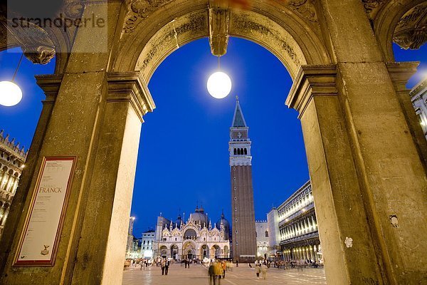 Blick auf den Markusplatz durch einen Bogen  Venedig  Italien  Flachwinkelansicht