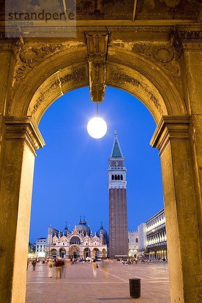 Blick auf den Markusplatz durch einen Bogen  Venedig  Italien