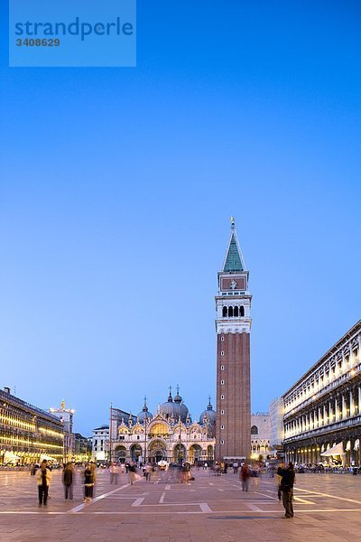 Touristen auf dem Markusplatz  Venedig  Italien