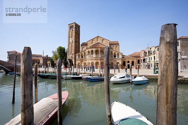 Boote auf einem Kanal  Basilika di Santa Maria e Donato im Hintergrund  Murano  Venetien  Italien