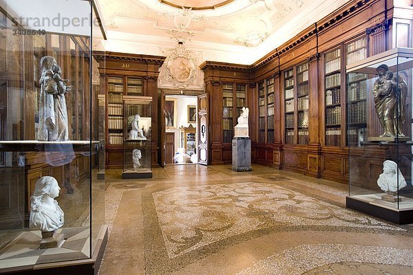Innenansicht einer Bibliothek  San Lazzaro degli Armeni  Venetien  Italien