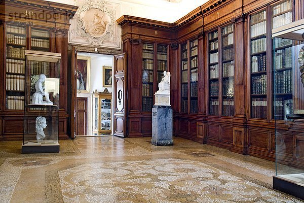 Innenansicht einer Bibliothek  San Lazzaro degli Armeni  Venetien  Italien