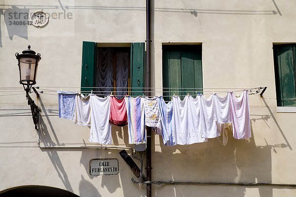 Wäsche trocknet an einer Hausfassade  Chioggia  Italien  Flachwinkelansicht