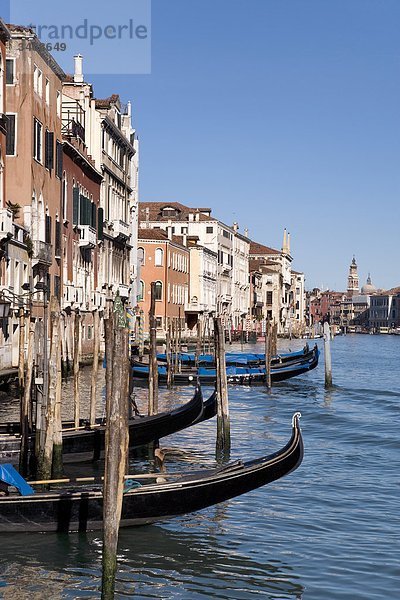 Gondeln vor einer Häuserzeile auf dem Canale Grande  Venedig  Italien