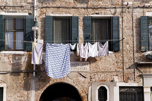 Wäsche trocknet an einer Hausfassade  Venedig  Italien