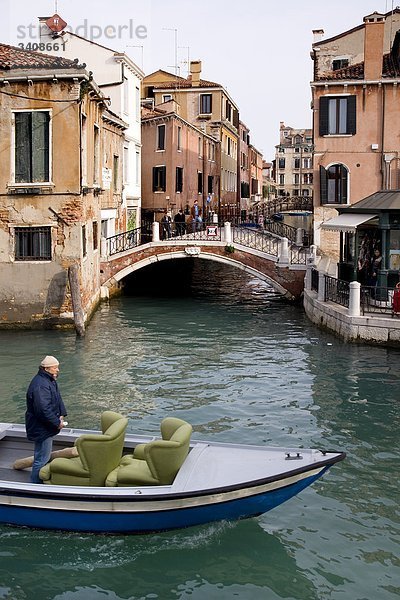 Mann in einem Boot auf einem Kanal am Campo San Pantalon  Venedig  Italien  Erhöhte Ansicht