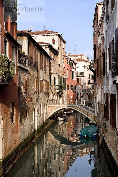 Boote auf einem Kanal in Venedig  Italien