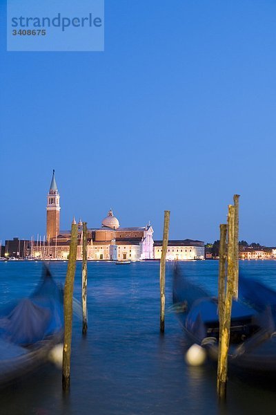 Blick auf San Giorgio Maggiore  angebundene Gondeln im Vordergrund  Venedig  Italien