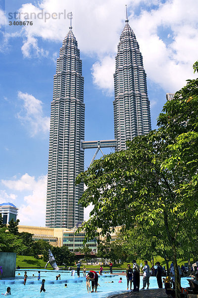 Pool vor den Petronas Towers  Kuala Lumpur  Malaysia  Flachwinkelansicht