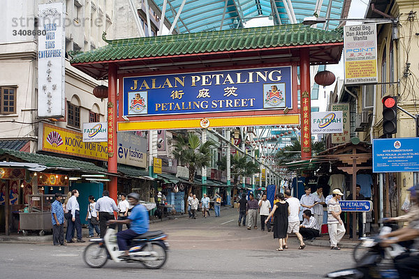Fußgänger in einer Einkaufsstraße  Chinatown  Kuala Lumpur  Malaysia