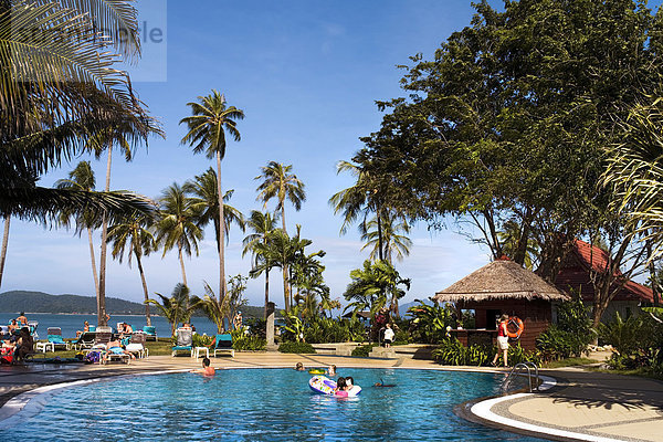 Swimmingpool am Strand Pantai Tengah  Langkawi Island  Malaysia  Erhöhte Ansicht