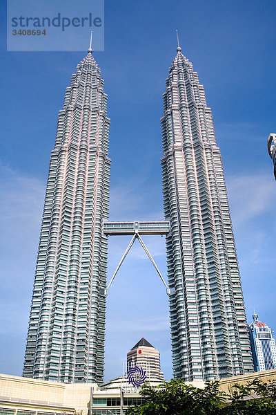 Petronas Towers  Kuala Lumpur  Malaysia  Flachwinkelansicht