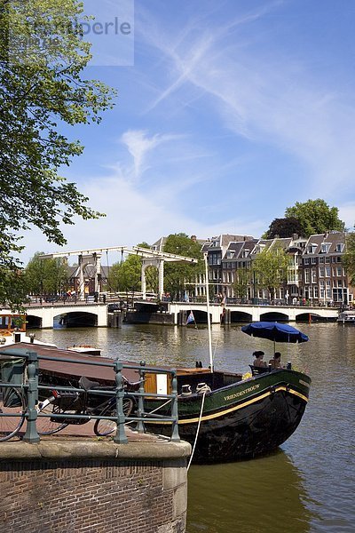 Paar auf einem Boot auf der Amstel  Amsterdam  Niederlande