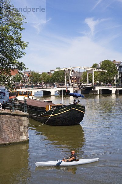 Kanute auf der Amstel  Amsterdam  Niederlande  Erhöhte Ansicht