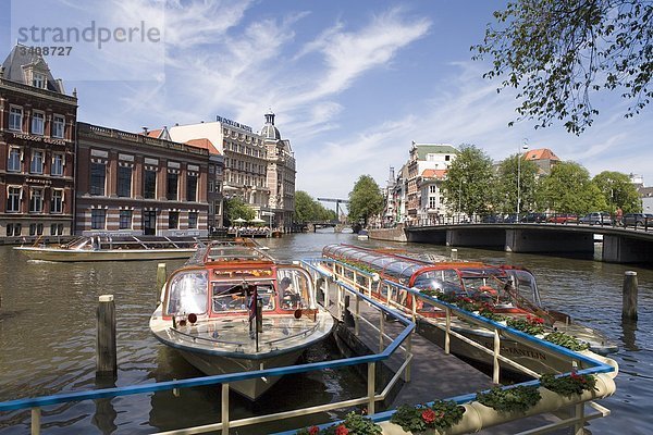 Touristenboot auf der Amstel  Amsterdam  Niederlande  Erhöhte Ansicht