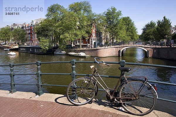 Fahrrad auf einer Brücke in Amsterdam  Niederlande