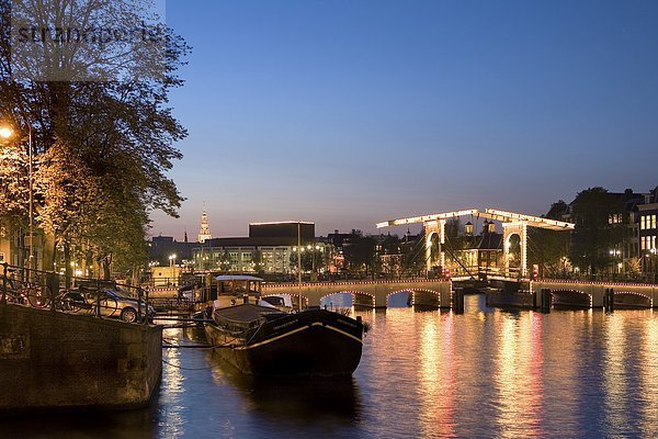 Blick auf die Amstel und Magere Brug am Abend  Amsterdam  Niederlande