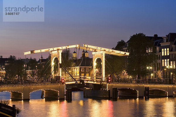 Blick auf die Amstel und Magere Brug am Abend  Amsterdam  Niederlande