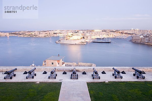 Blick von den Upper Barrakka Gardens nach Senglea  Valletta  Malta  Europa