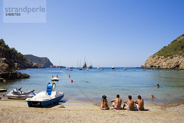Touristen am Strand von Cala Benirras  Ibiza  Spanien