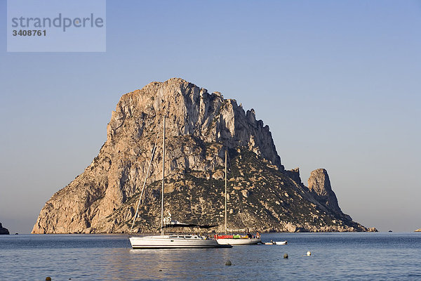 Boote vor der Felseninsel Es Vedra  Cala d Hort  Ibiza  Spanien