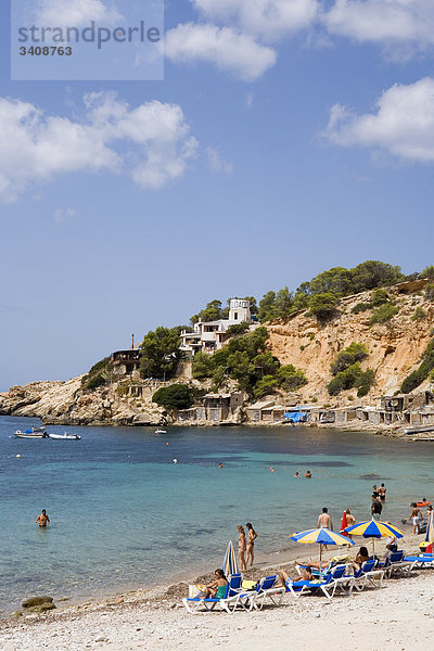 Touristen am Strand von Cala d Hort  Ibiza  Spanien  Erhöhte Ansicht