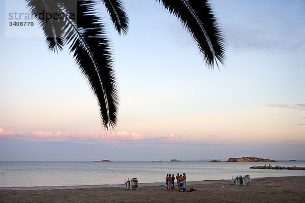 Menschengruppe am Strand  Ses Figueretes  Ibiza  Spanien  Erhöhte Ansicht