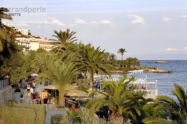Uferpromenade und Restaurant in Ses Figueretes  Ibiza  Spanien  Erhöhte Ansicht