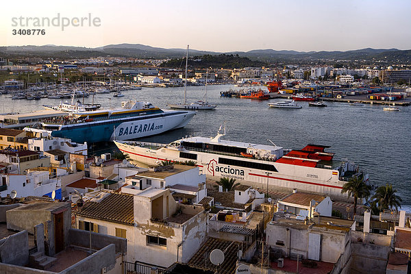 Blick auf den Hafen von Ibiza Stadt  Ibiza  Spanien  Erhöhte Ansicht