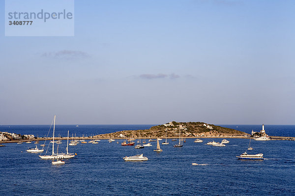 Blick über den Hafen auf den Stadtteil Botafoch  Ibiza Stadt  Spanien  Erhöhte Ansicht