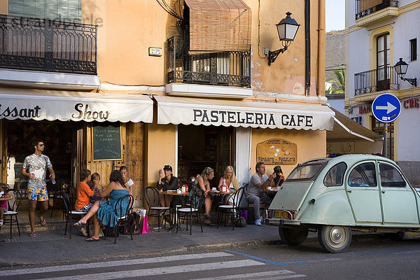 Straßencafe in der Altstadt  Ibiza Stadt  Ibiza  Spanien