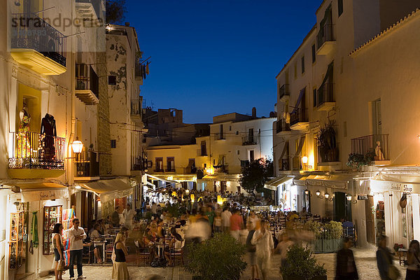 Geschäfte und Restaurants in der Altstadt von Ibiza Stadt  Ibiza  Spanien